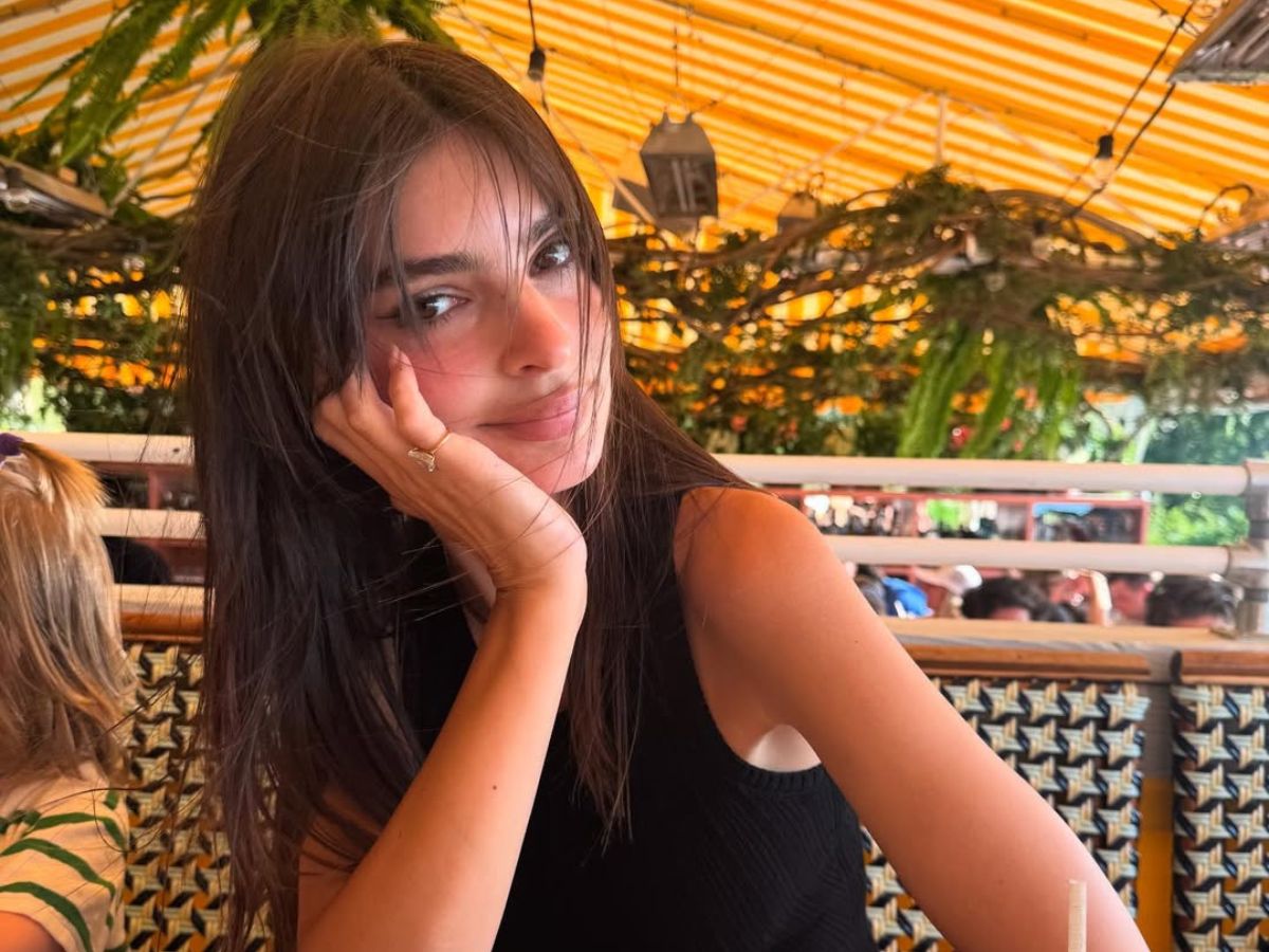 Emily Ratajkowski: Υιοθέτησε ένα dramatic bob με bangs για τον ρόλο της στη σειρά «Too much»