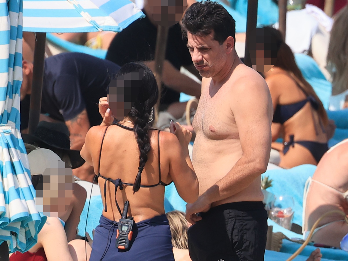 Θοδωρής Φέρρης: Ξέγνοιαστες στιγμές σε παραλία της Μυκόνου – Φωτογραφίες