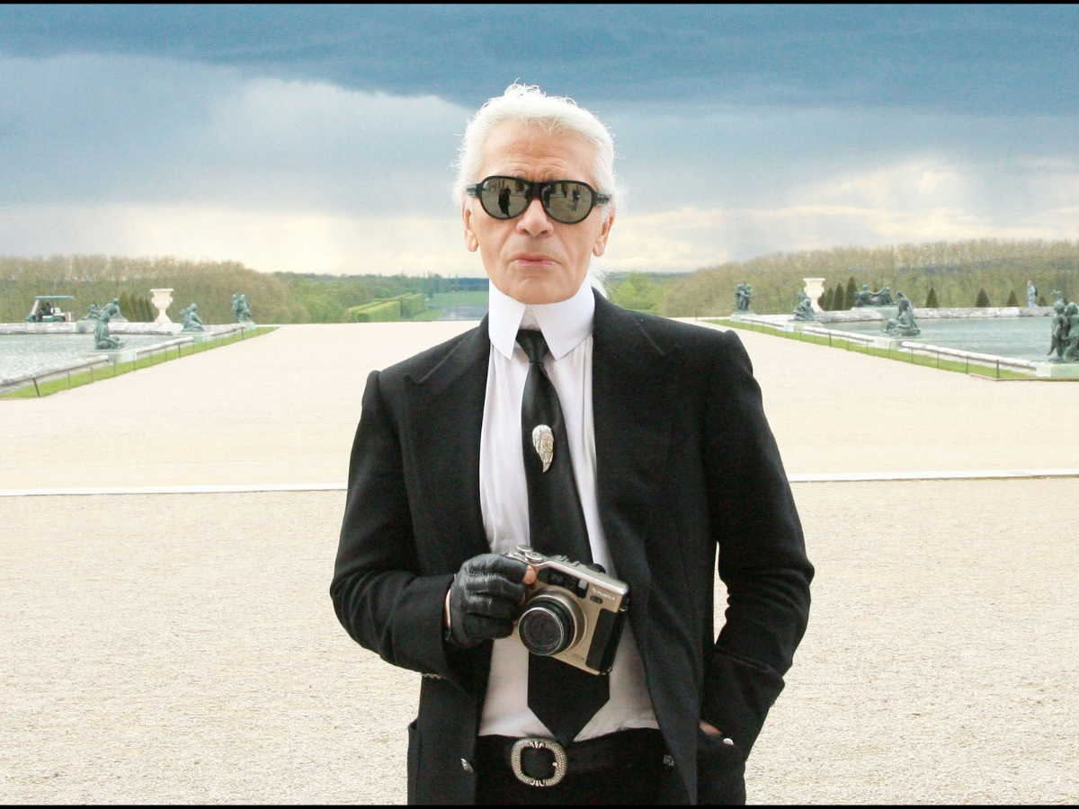 Karl Lagerfeld: Η βιογραφία του εμβληματικού σχεδιαστή κυκλοφορεί εικονογραφημένη!