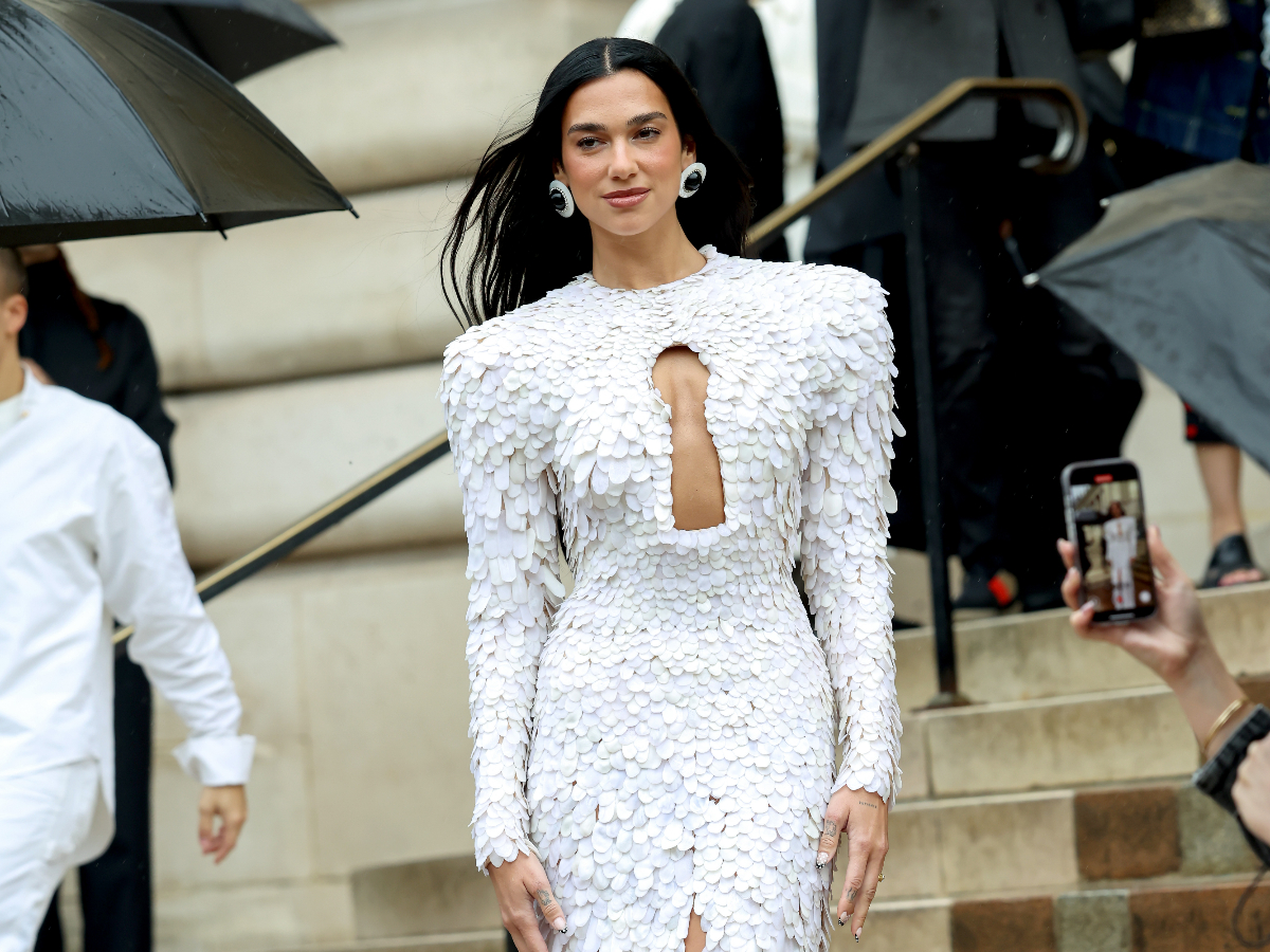 Dua Lipa: Εκθαμβωτική με Couture Schiaparelli στο Παρίσι