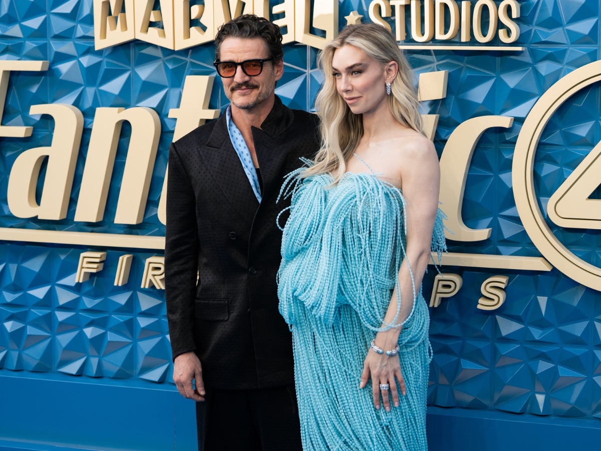 Pedro Pascal: Ο απόλυτος gentleman με απαράμιλλο στιλ στο γαλάζιο χαλί