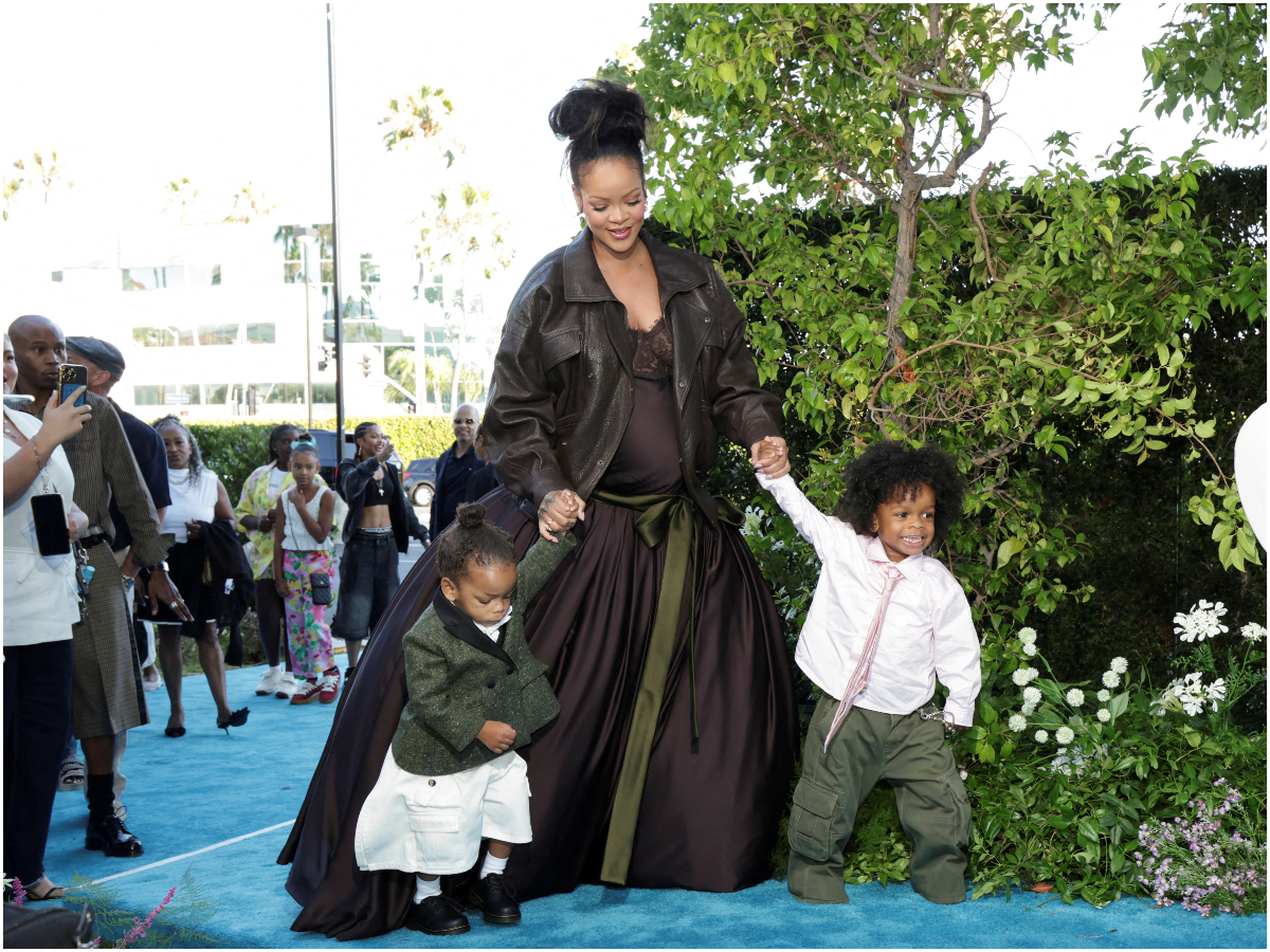 Rihanna: Στην πρεμιέρα των Smurfs με τους δύο γιους της – Μια red carpet στιγμή που λιώσαμε!