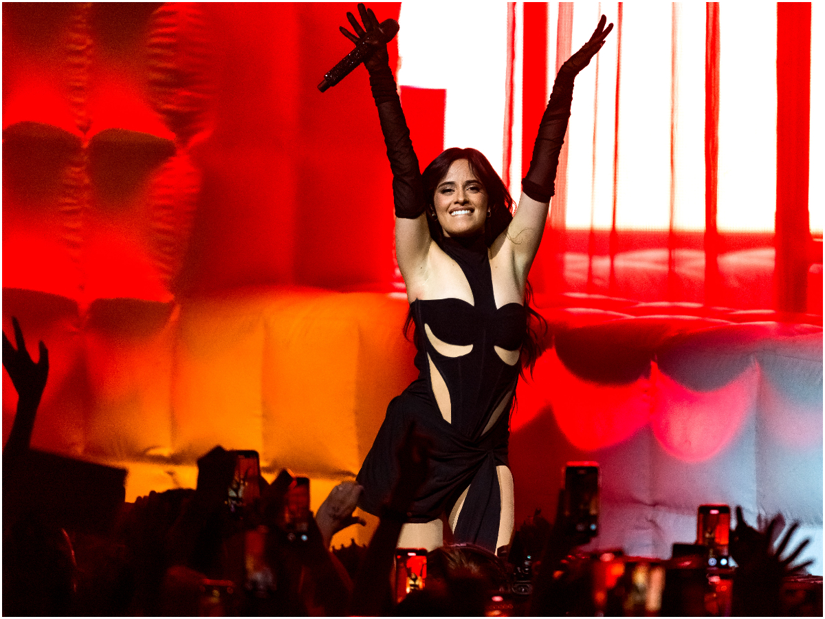 Η Camila Cabello έλαμψε στο sold-out Eventim Apollo, με δημιουργία Celia Kritharioti εμπνευσμένη από το Παρίσι!