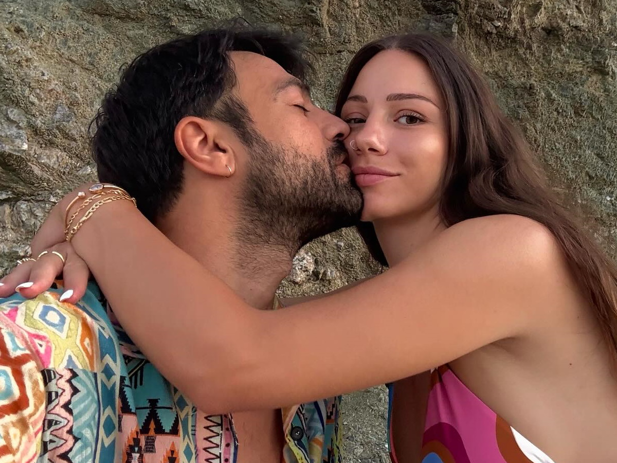 Αντρέας Γεωργίου: Το τρυφερό φιλί στη φουσκωμένη κοιλιά της συζύγου του λίγο πριν γίνουν γονείς για πρώτη φορά