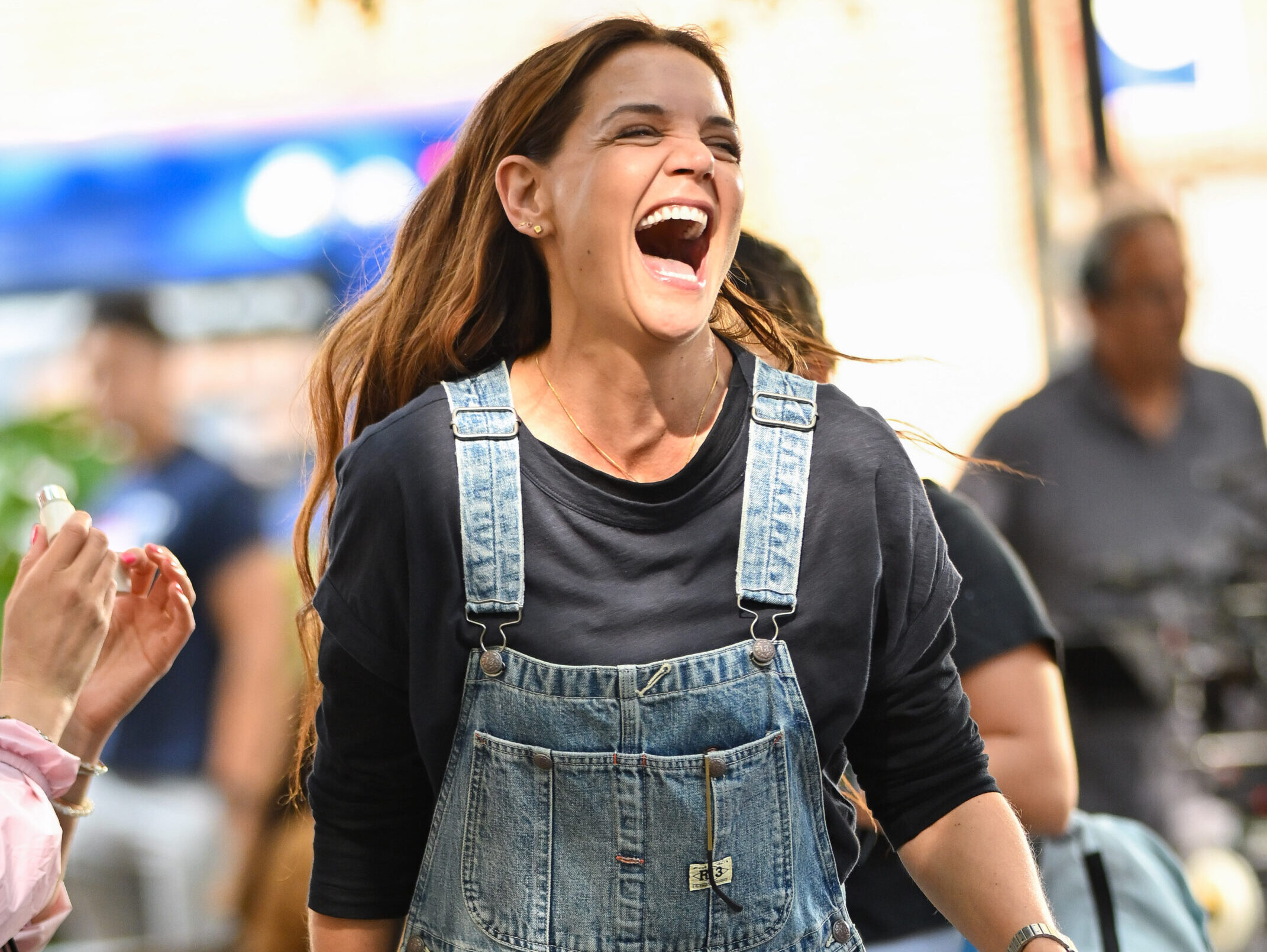 Katie Holmes: Αναβιώνει το tomboy style της Joey Potter – Έτσι θα φορέσουμε την τζιν σαλοπέτα από Σεπτέμβρη