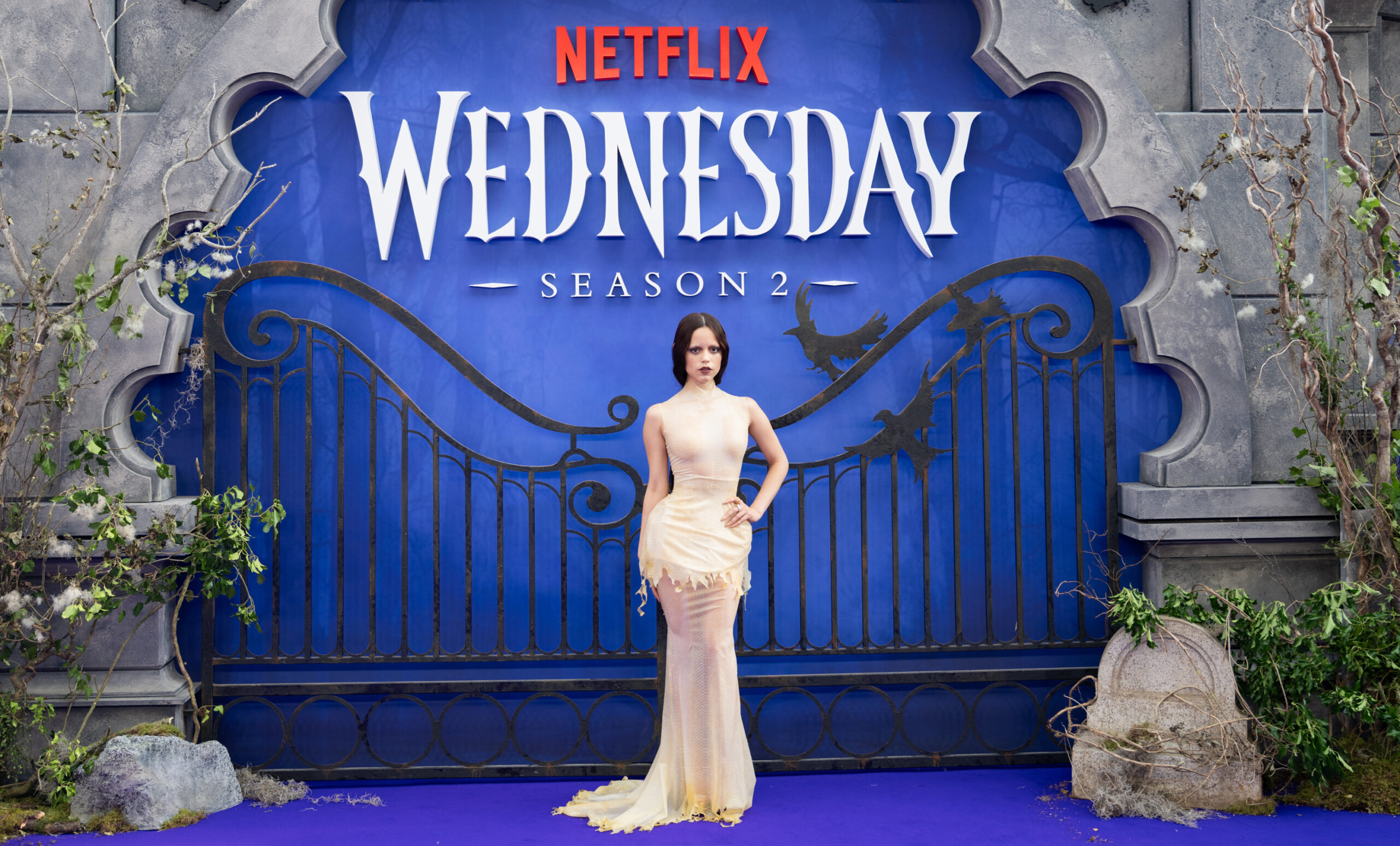 Jenna Ortega: Σαγηνευτική και μυστηριώδης με εντυπωσιακό naked dress στην παγκόσμια πρεμιέρα του Wednesday Season Two: Part One