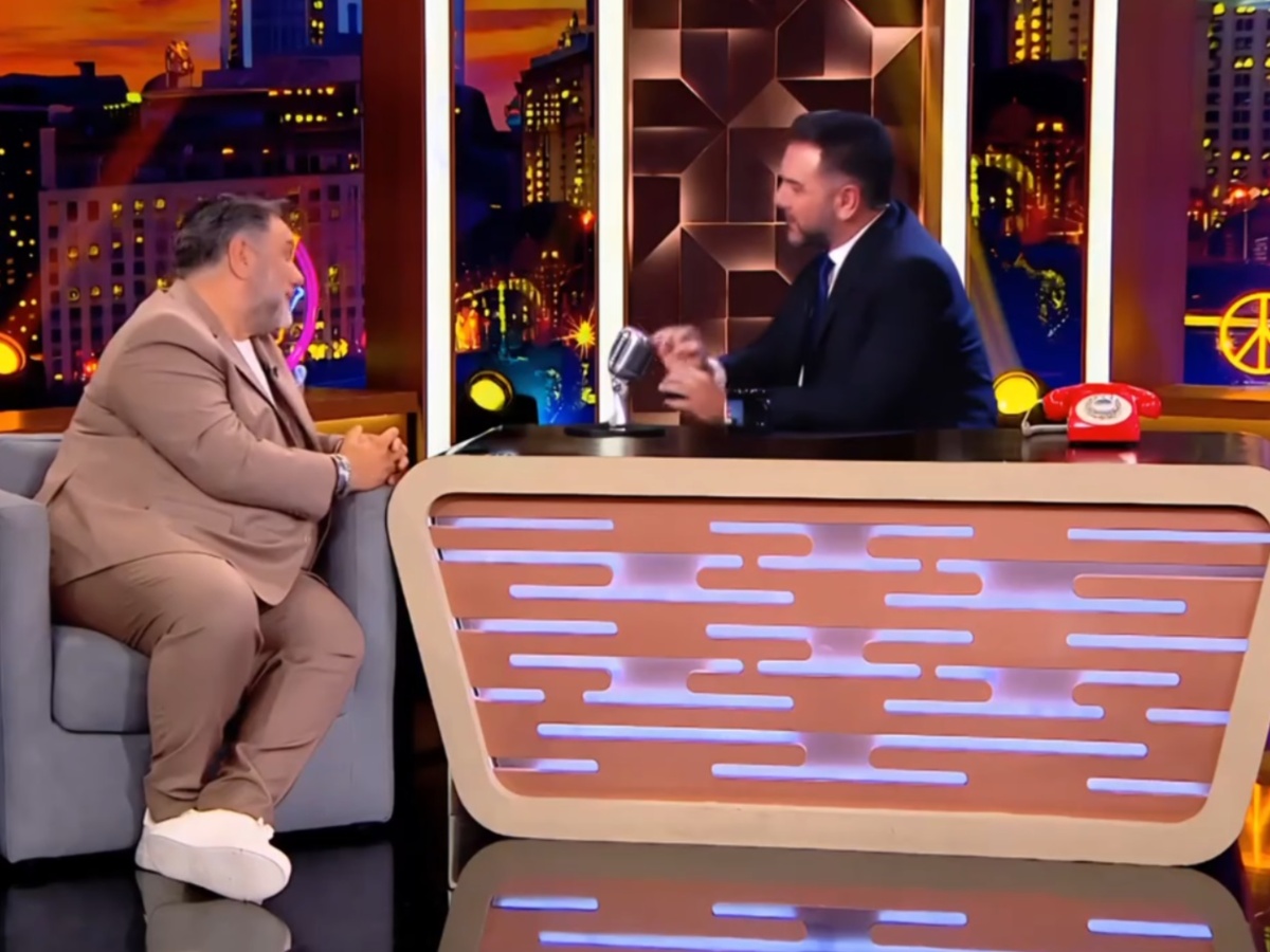 Γρηγόρης Αρναούτογλου: Ο νεότερος εαυτός του… εμφανίστηκε στο τρέιλερ για το The2Night Show της επόμενης σεζόν