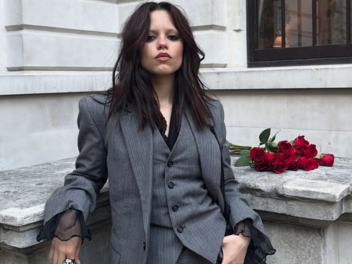 Jenna Ortega: Ποζάρει με ατημέλητο hairstyle και grunge μακιγιάζ
