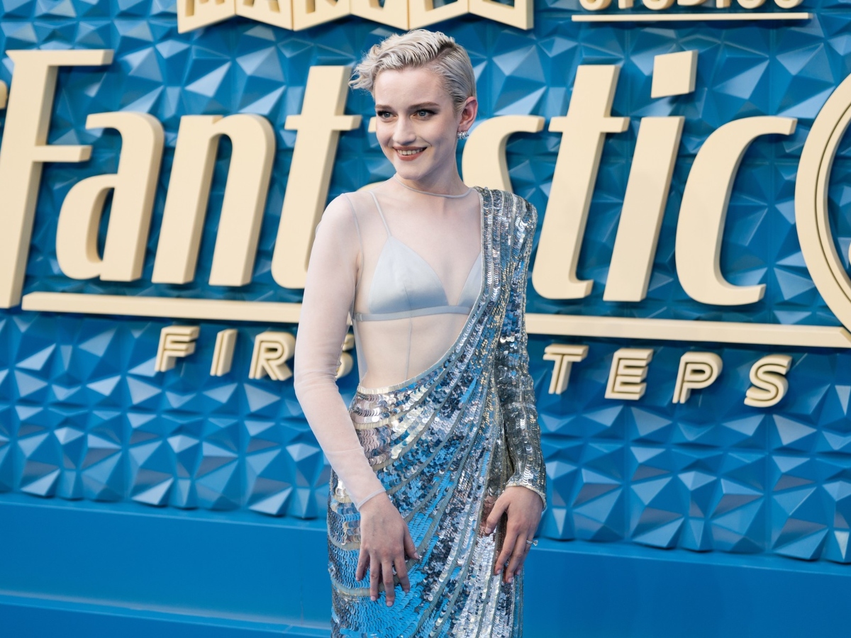 Julia Garner: Με statement mermaid look στα κοντά μαλλιά της