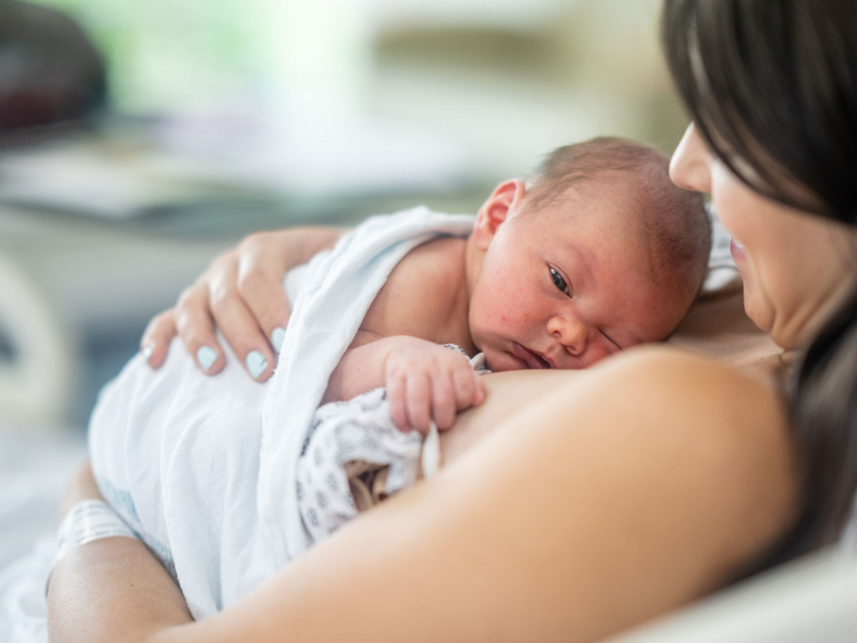 Kangaroo Care: Το «μαγικό» άγγιγμα που σώζει τα πρόωρα μωρά