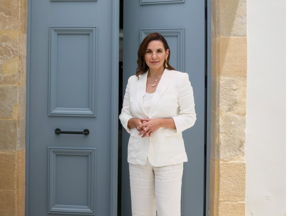Όλγα Κεφαλογιάννη: Προσκύνησε την ιερή εικόνα της Παναγίας της Τήνου – Βίντεο