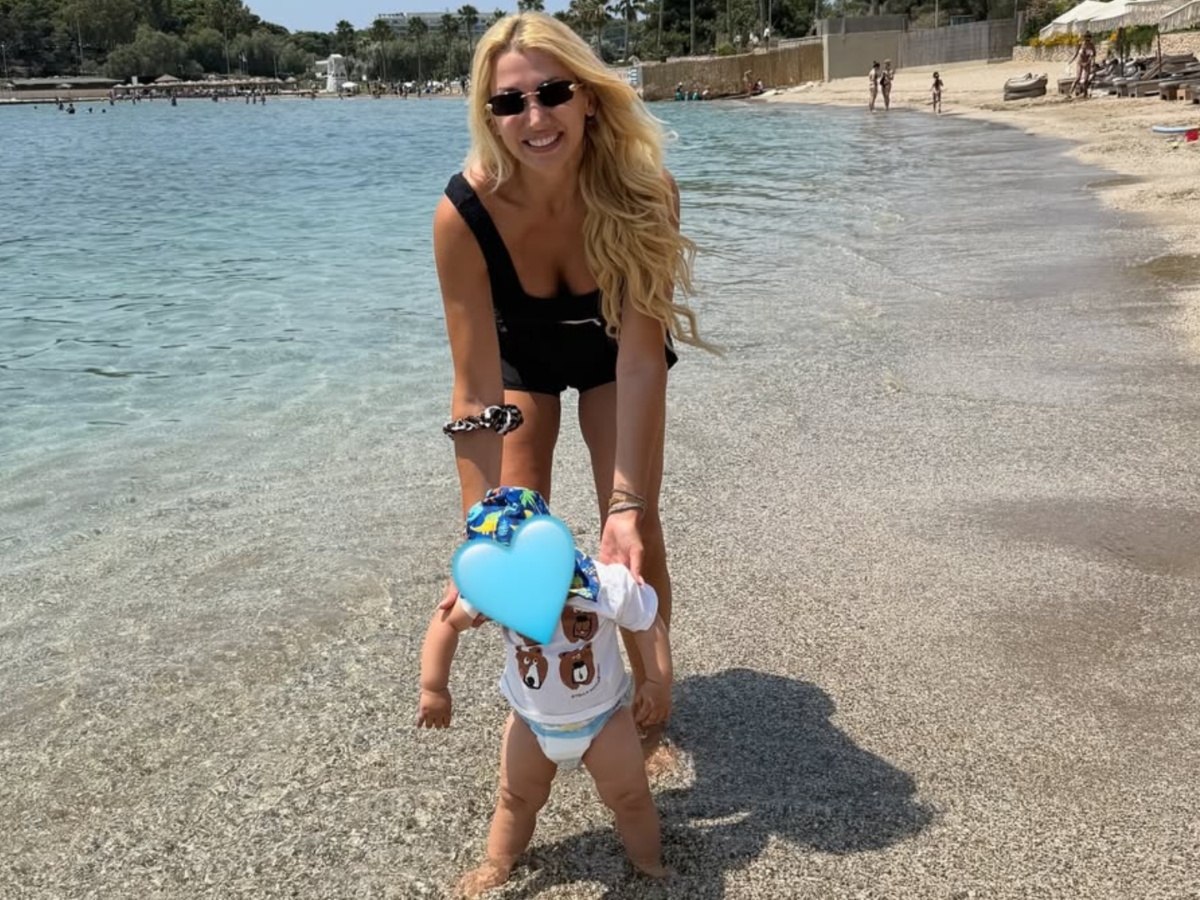 Κωνσταντίνα Σπυροπούλου: Τα παιχνίδια στην παραλία με τον ενός έτους γιο της, Βασίλη – Βίντεο