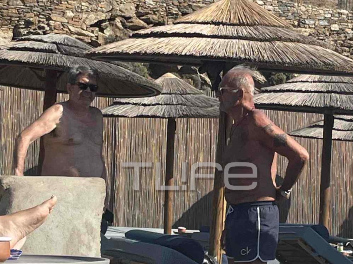 Αποκλειστικό!Πέτρος Κωστόπουλος και Γιάννης Λάτσιος απολαμβάνουν το μπάνιο τους σε παραλία της Τήνου