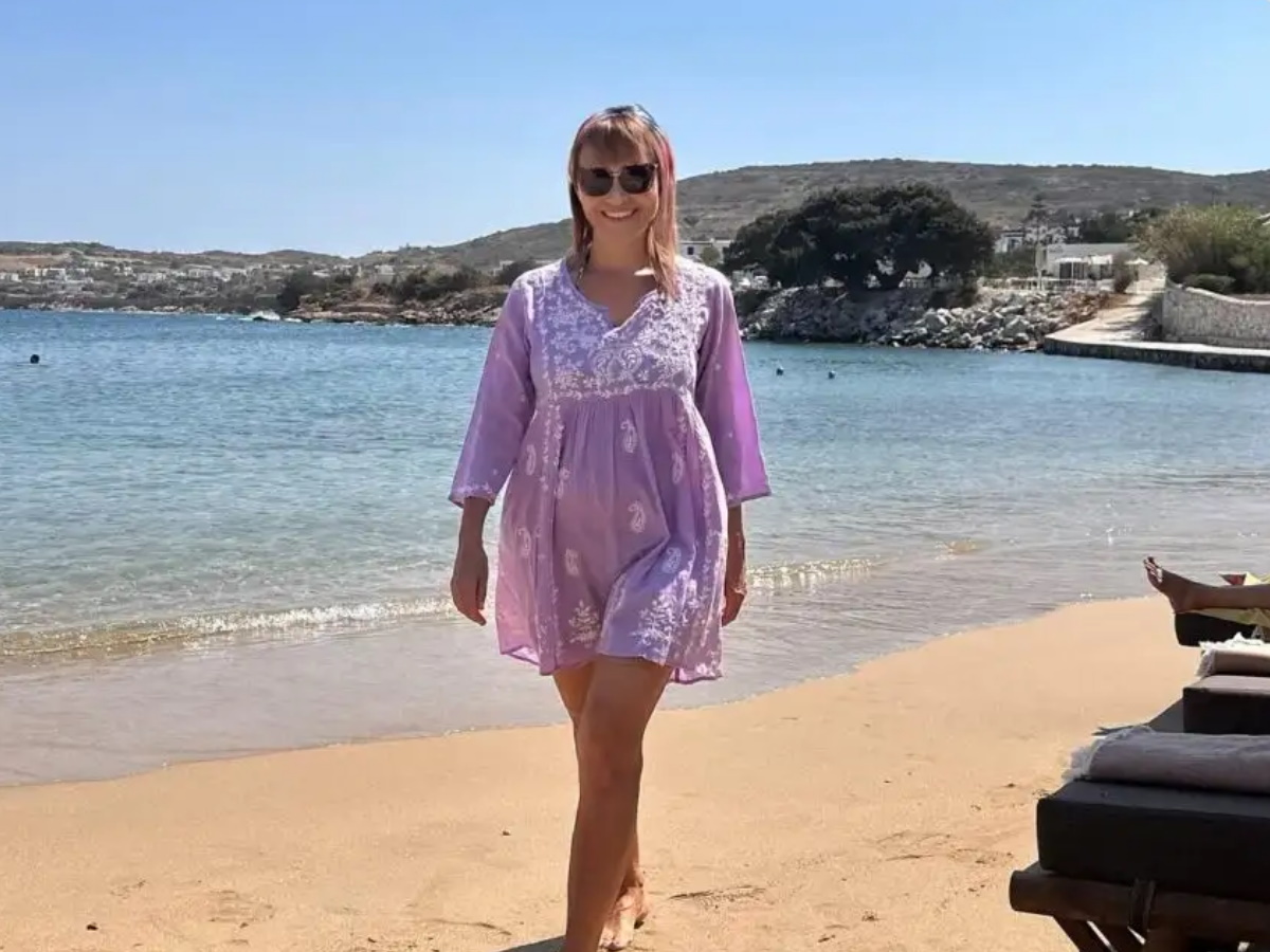 Μάρα Ζαχαρέα: Απολαμβάνει τις διακοπές της στην Πάρο – Οι φωτογραφίες με μαγιό στην παραλία