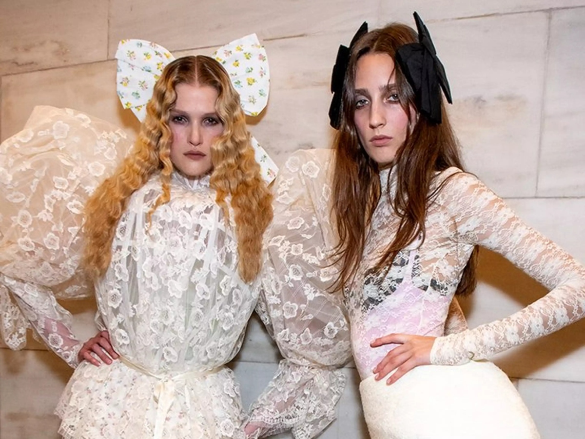 Marc Jacobs Runway 2026: Όταν η «Αλίκη των Θαυμάτων» συναντά το grunge