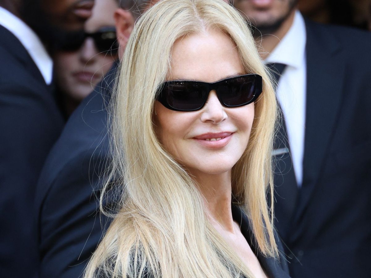 Nicole Kidman: Εμφανίστηκε στο fashion show του οίκου Balenciaga με ένα bright honey ξανθό χρώμα μαλλιών
