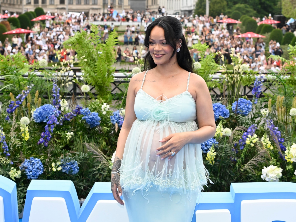 Rihanna: Τα milk lilac νύχια της είναι η minimal τάση που ταιριάζει με όλα τα looks