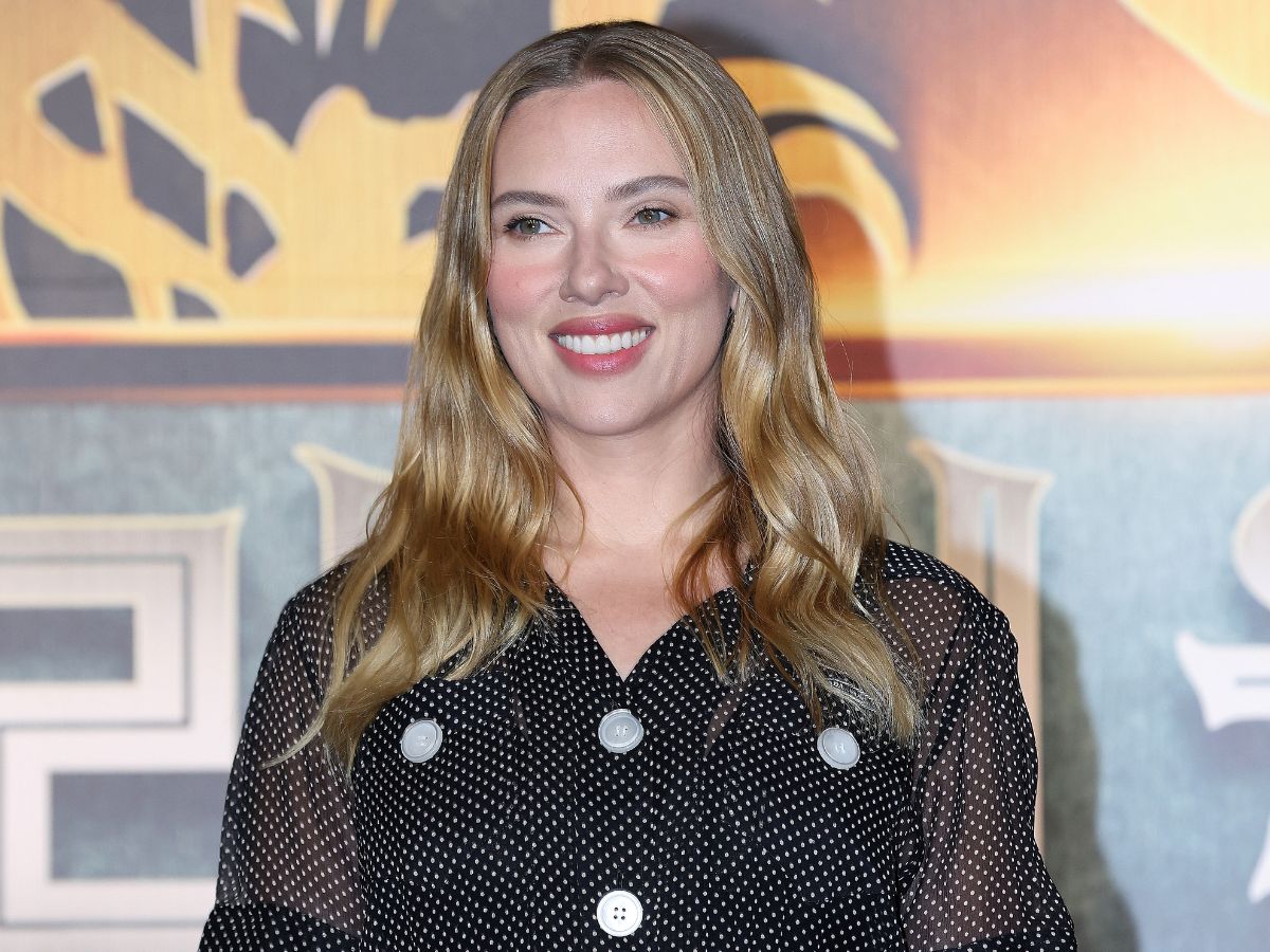 Scarlett Johansson: Υιοθέτησε ένα φρέσκο μακιγιάζ ιδανικό για τις πρωινές εμφανίσεις μας
