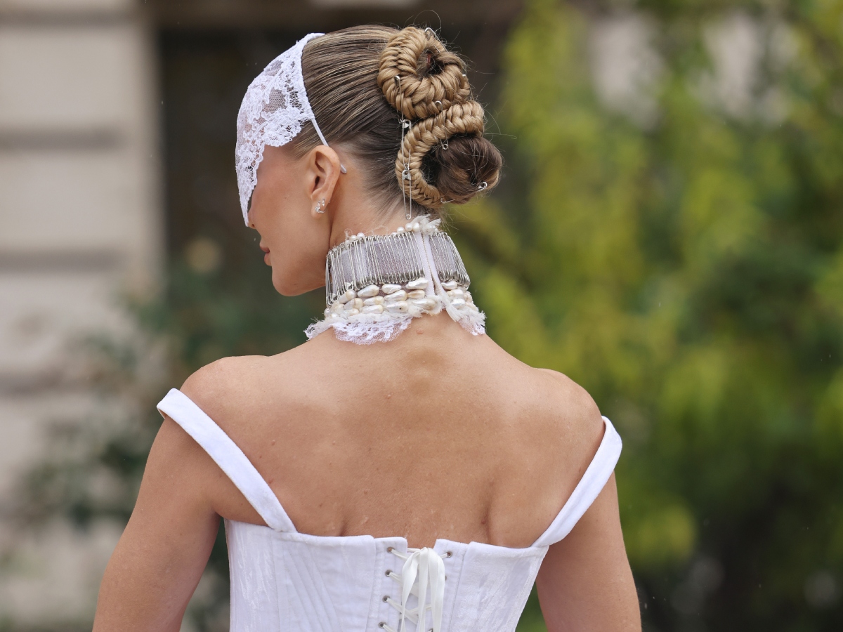 Paris Couture Week: Στο show του οίκου Sciaparelli οι καλεσμένες υιοθέτησαν τα πιο εκκεντρικά και back to the future hairstyles
