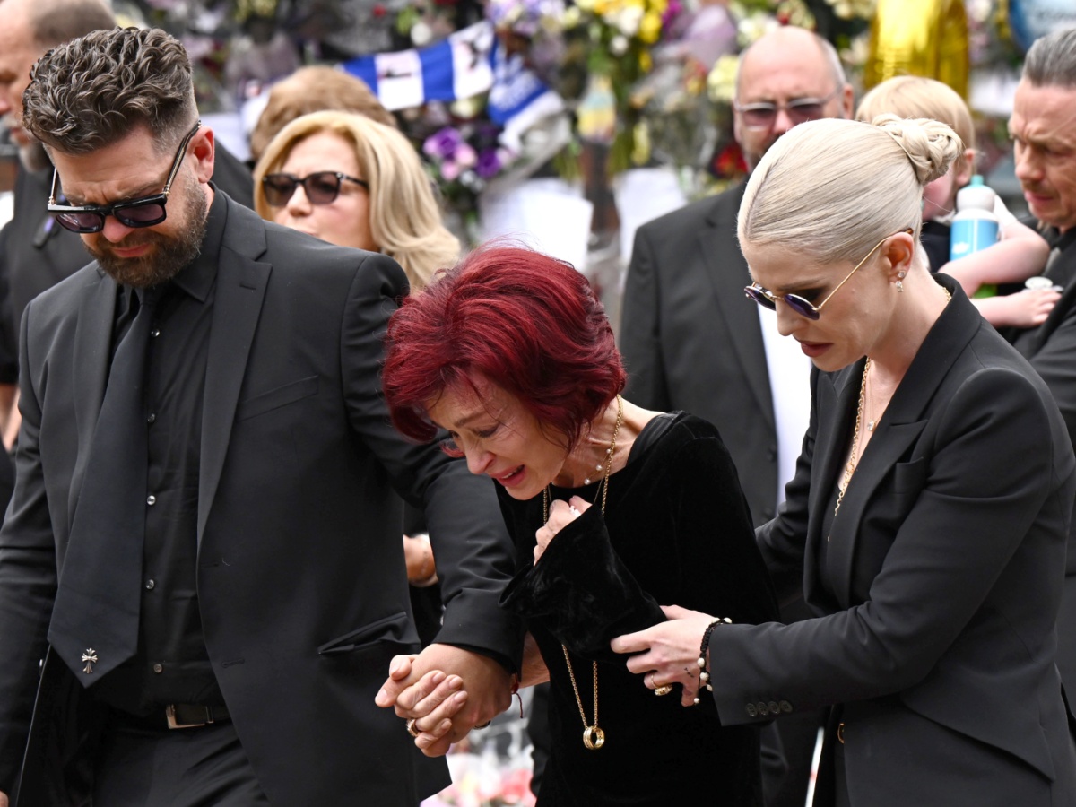 Ozzy Osbourne: Συντετριμμένη και υποβασταζόμενη η Sharon Osbourne στην κηδεία του