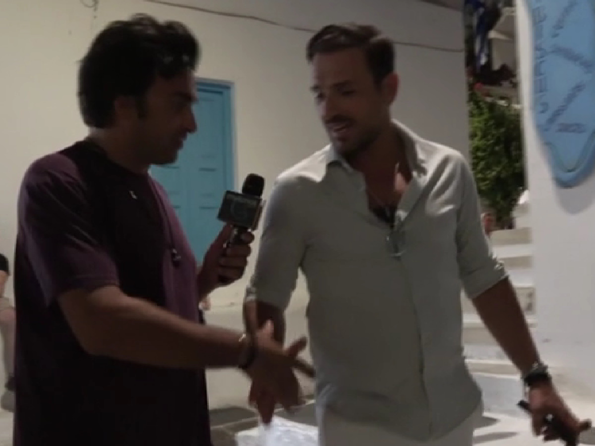 Νίκος Βέρτης: Η χιουμοριστική απάντηση σε ρεπόρτερ όταν τον εντόπισε στα σοκάκια της Μυκόνου