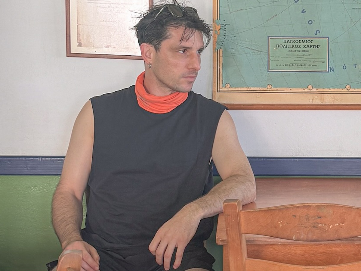 O Σπύρος Χατζηαγγελάκης πηδάει από τα βράχια χωρίς μαγιό – Βίντεο