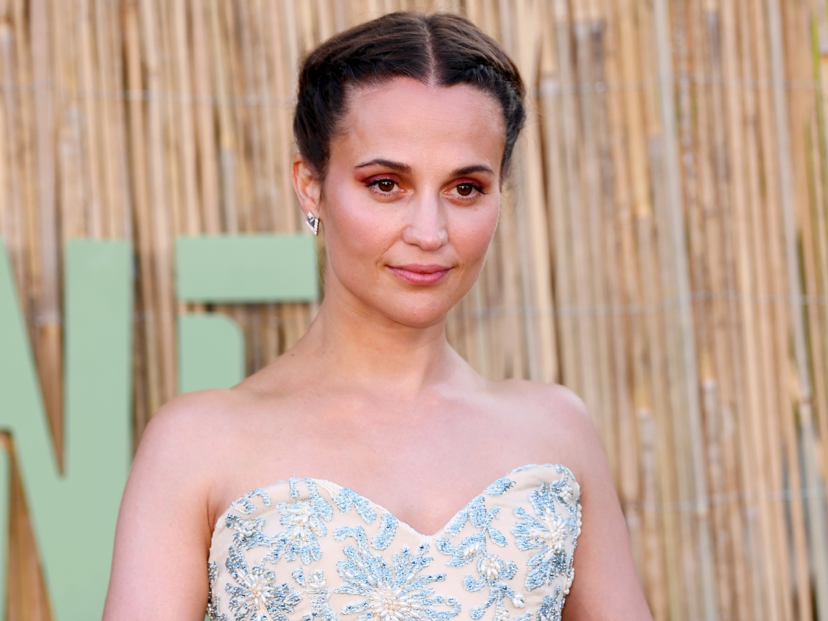 Alicia Vikander: Στην τελευταία της φωτογράφηση με 70’s beauty look που δεν θυμίζει καθόλου το αγαπημένο της minimal