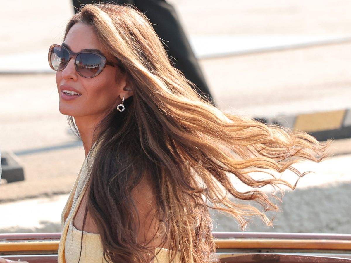 Amal Clooney: Κατέφθασε στο 82ο Φεστιβάλ Κινηματογράφου Βενετίας με το signature hairstyle της