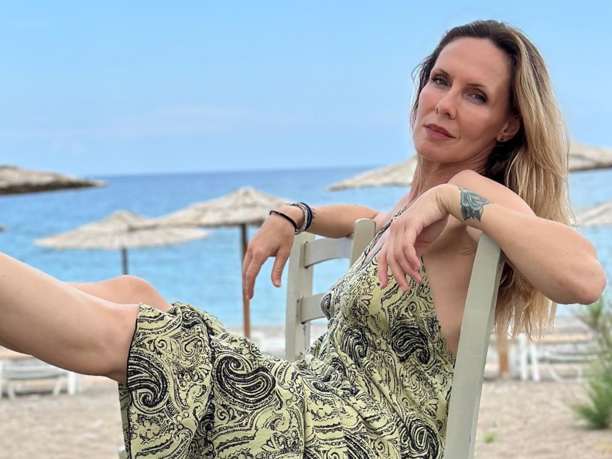 Εβελίνα Παπούλια: Ξεκίνησε τις καλοκαιρινές διακοπές της και ποζάρει με μαγιό πάνω σε βράχια – Φωτογραφίες
