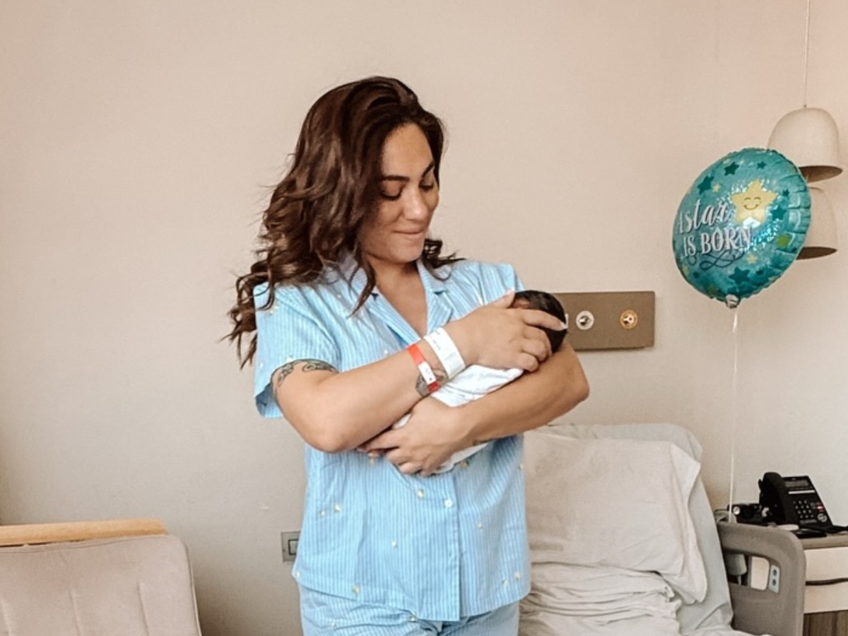 Η Ευρυδίκη Βαλαβάνη εξομολογείται: «Η μητρότητα είναι ό,τι πιο δύσκολο έχω κάνει στη ζωή μου»