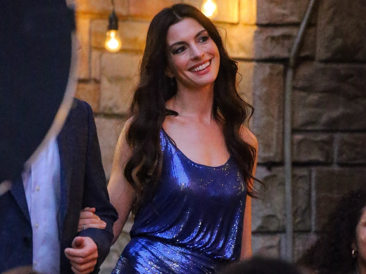 Η Anne Hathaway με το απόλυτο sparkling φόρεμα σε ρομαντικό date για το “The Devil Wears Prada 2”