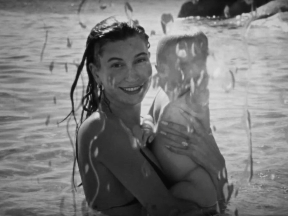 Η Hailey Bieber και ο 11 μηνών γιος της πρωταγωνιστούν στο νέο video του Justin Bieber “Yukon”