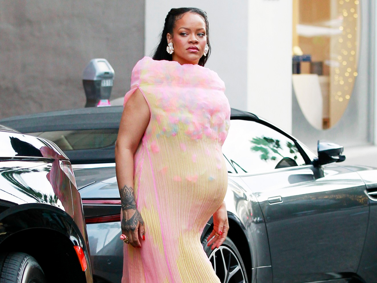 Rihanna: Μήπως μας αποκάλυψε το φύλο του μωρού με το look της;