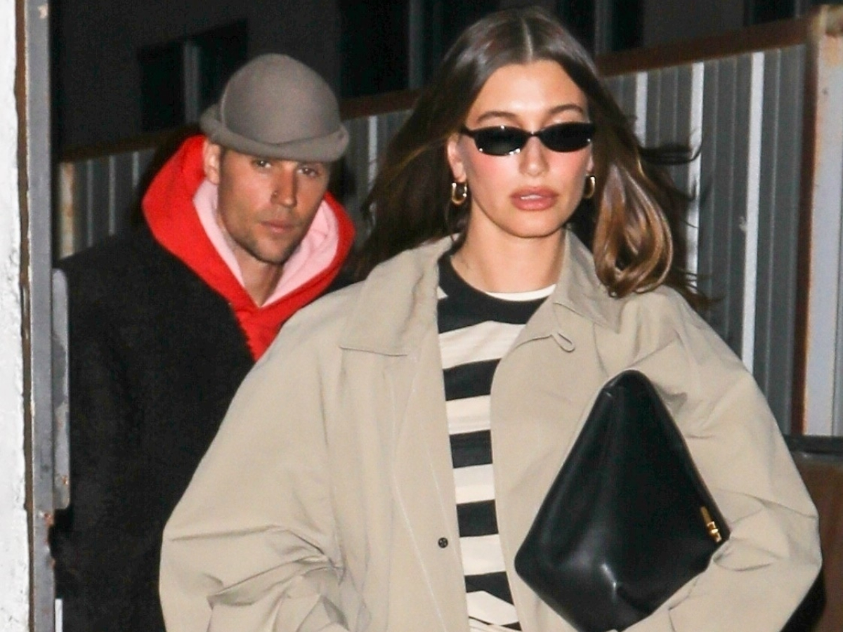 H Hailey Bieber βρήκε τον δικό της τρόπο να φορέσει μέσα στον Αύγουστο… καμπαρντίνα