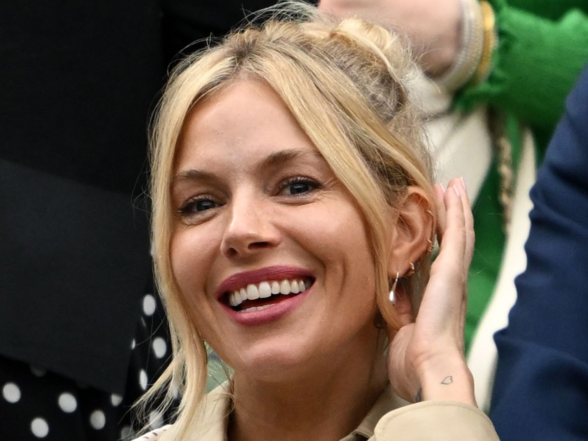 Ξέχνα τις μπαλαρίνες: Η Sienna Miller βρήκε το πιο stylish φλατ για το φθινόπωρο