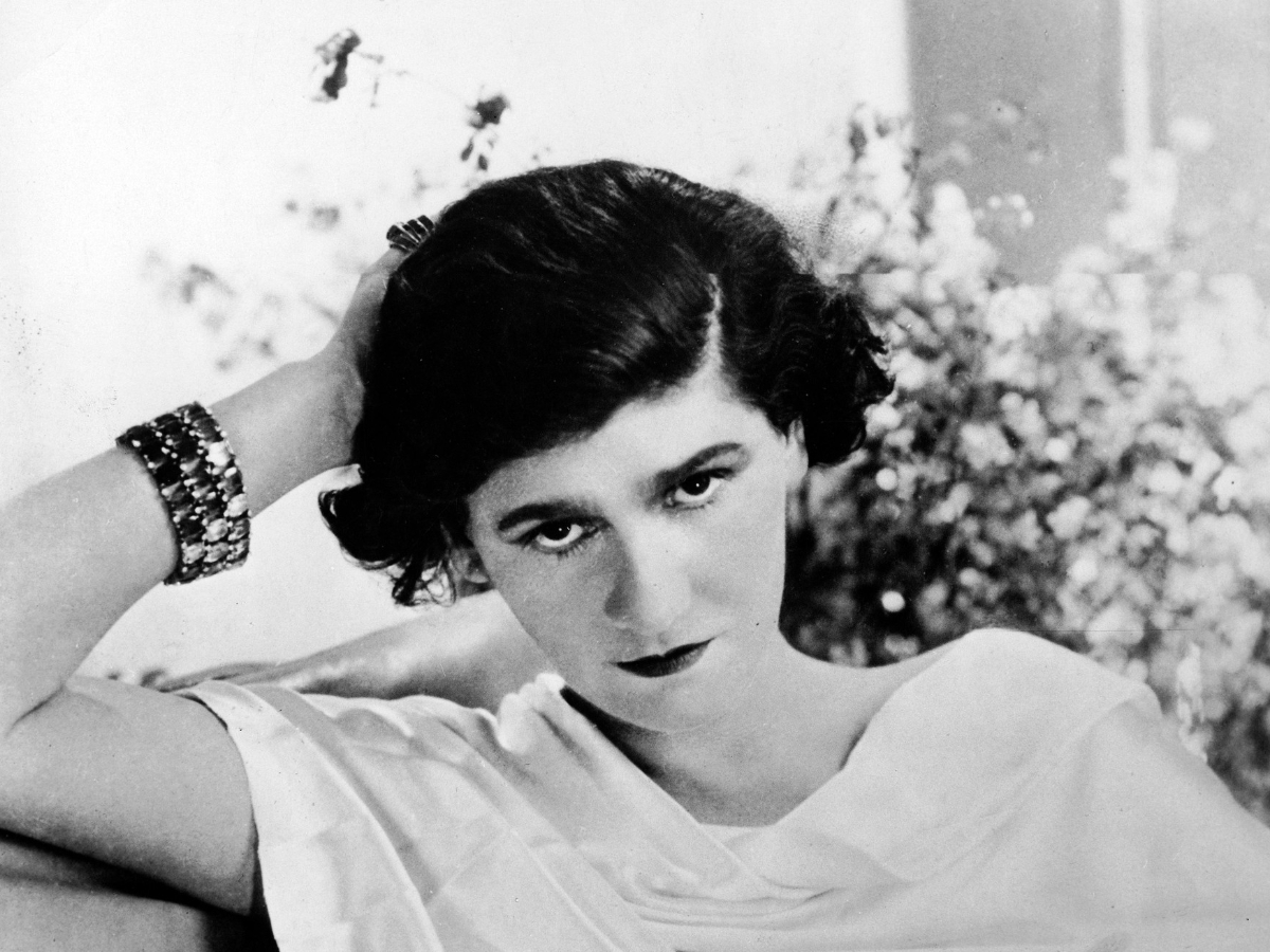 Coco Chanel: Σαν σήμερα γεννήθηκε η γυναίκα που άλλαξε για πάντα τη μόδα