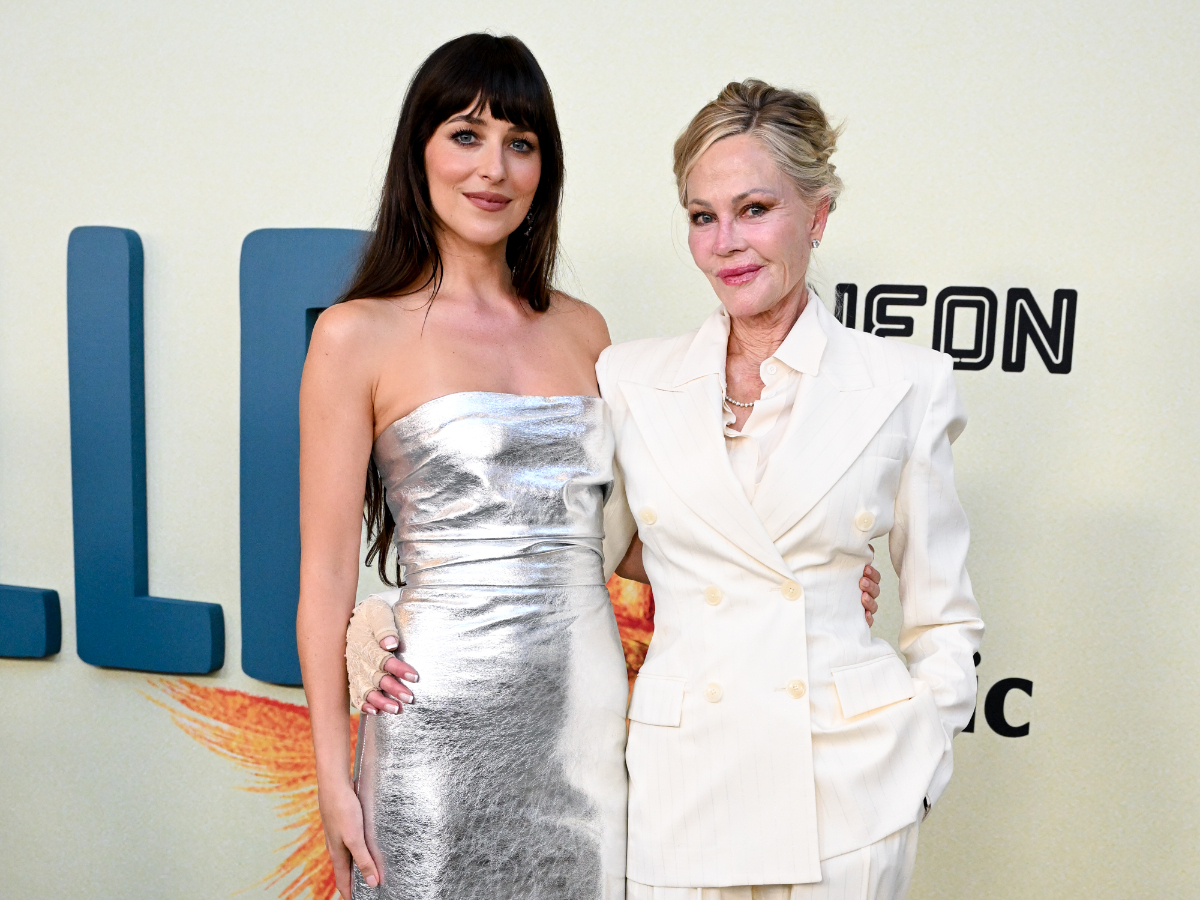 Dakota Johnson: Σπάνια εμφάνιση με τη μητέρα της Melanie Griffith στο κόκκινο χαλί
