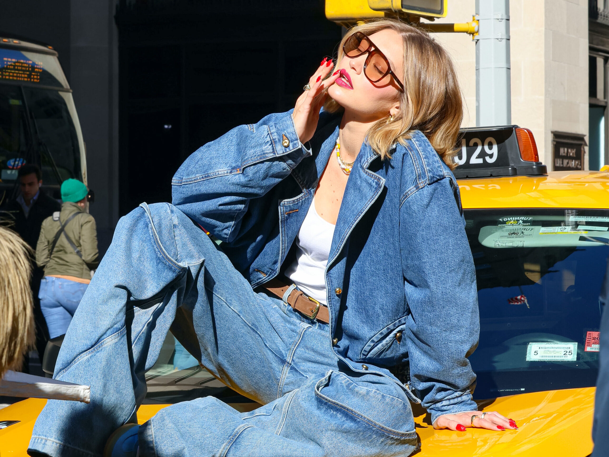 Gigi Hadid: Αποδεικνύει πως ένα τζιν και ένα cardigan αρκούν για άψογο μεταβατικό στυλ