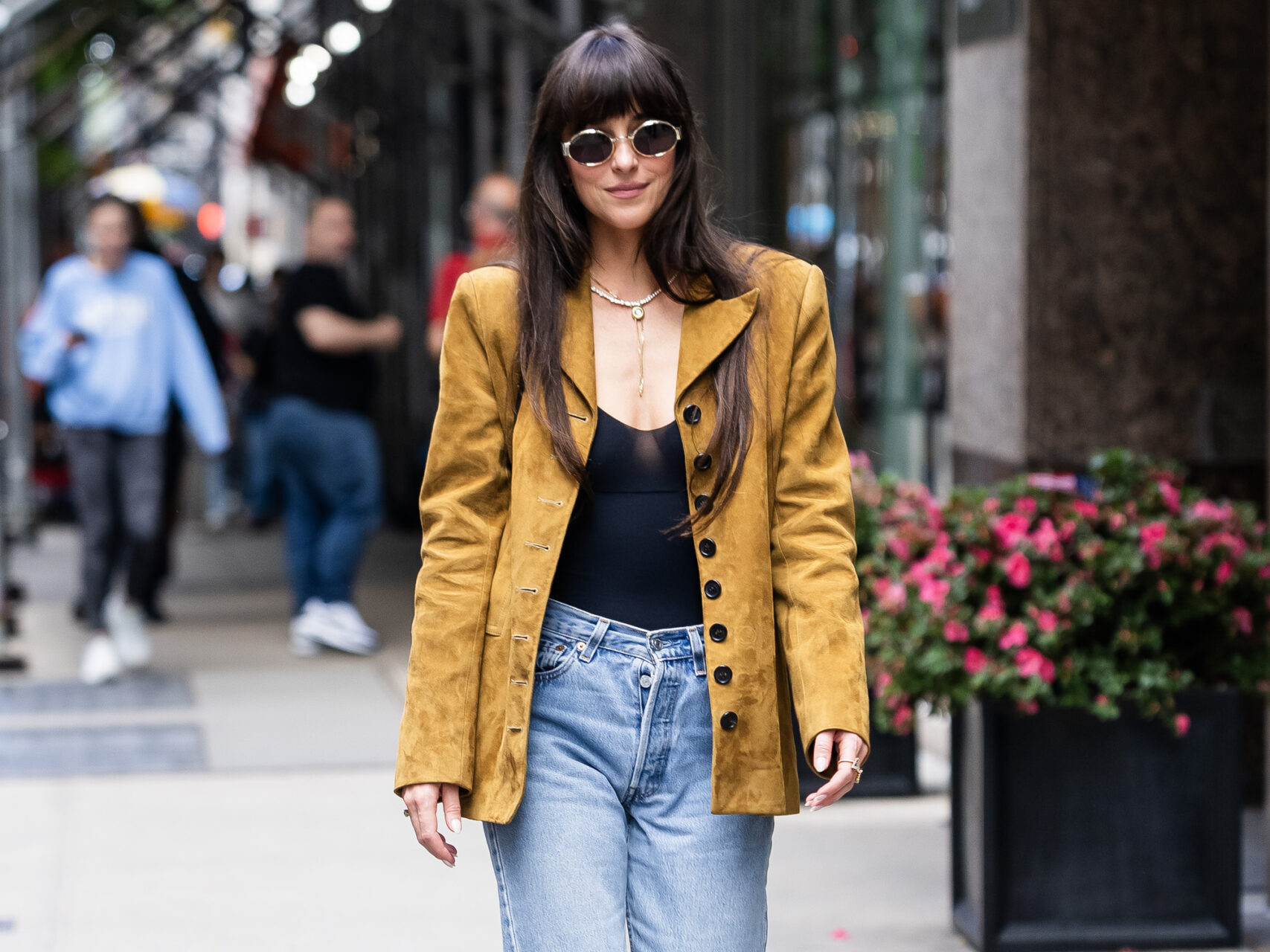 Dakota Johnson: Τα αγαπημένα της cigarette jeans θα είναι το πιο κομψό denim trend του φετινού φθινοπώρου