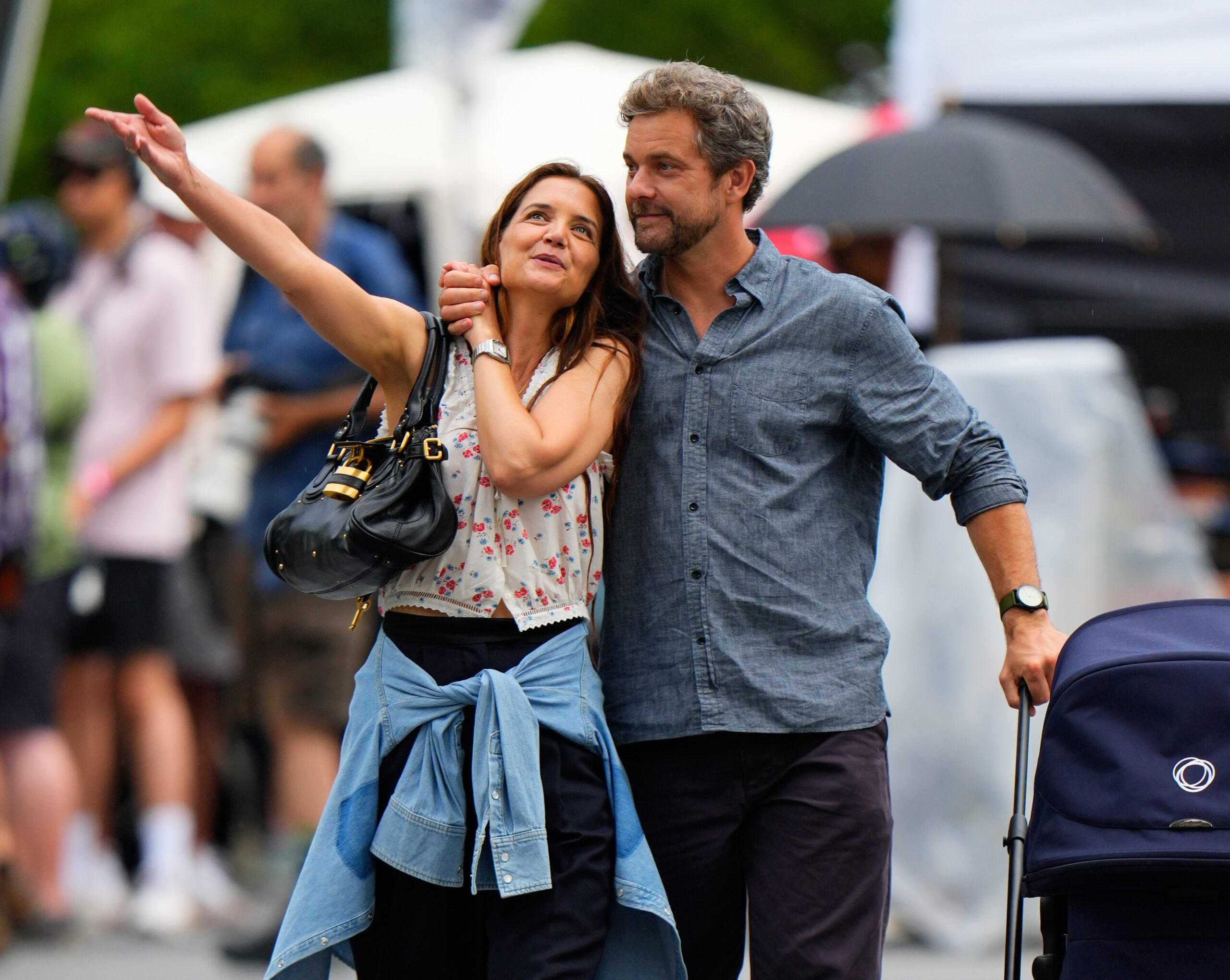 Katie Holmes: Ποια εμβληματική It-bag των ’00s βάζει ξανά στο παιχνίδι του styling;
