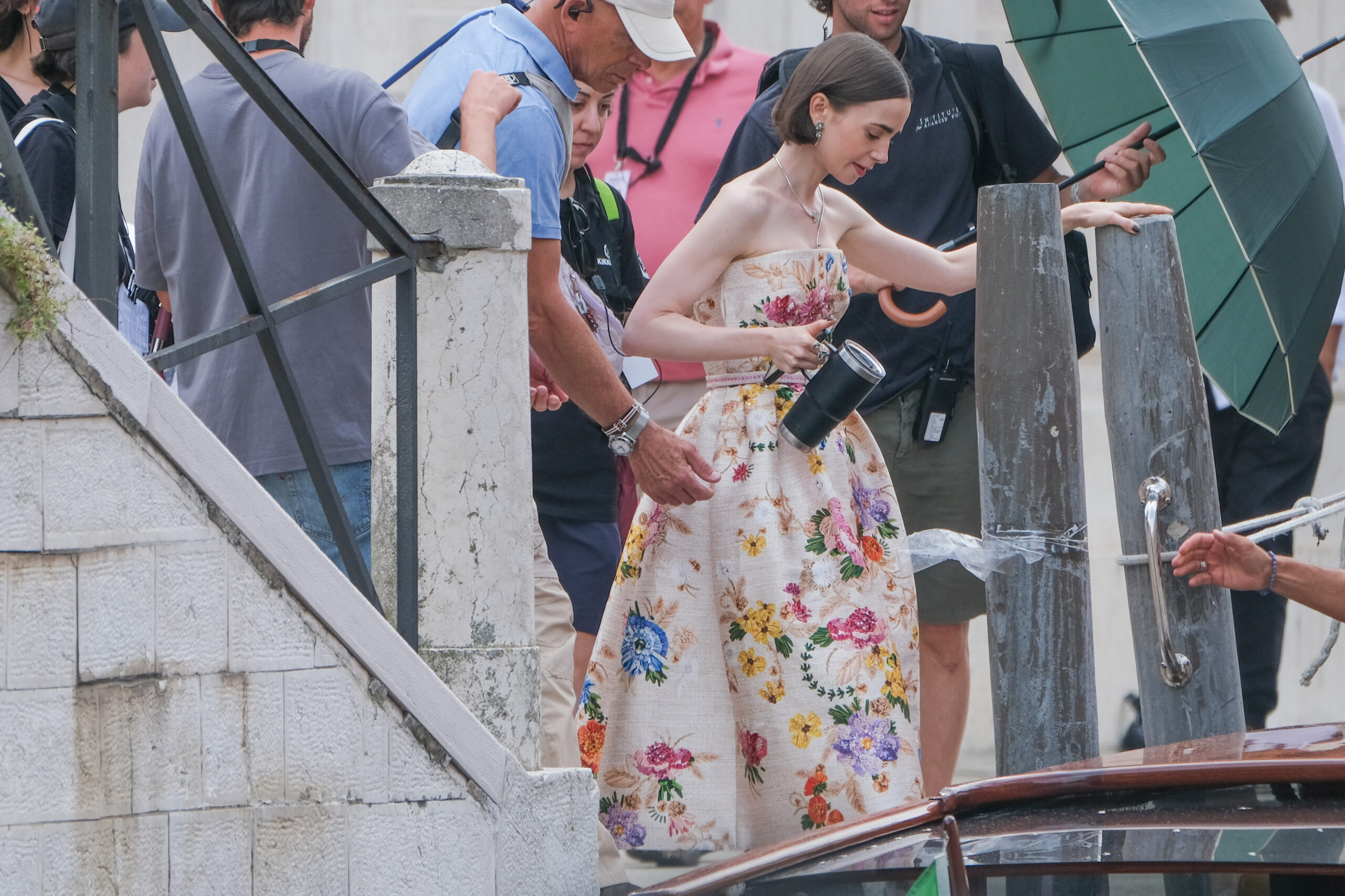 Lily Collins: Στα γυρίσματα της 5ης σεζόν του «Emily in Paris» με δημιουργία της Μαίρης Κατράντζου