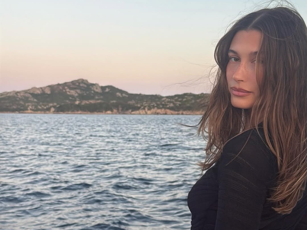 Hailey Bieber: Αυτό είναι το προϊόν μακιγιάζ που δεν χρησιμοποιεί πια και εξηγεί τους λόγους