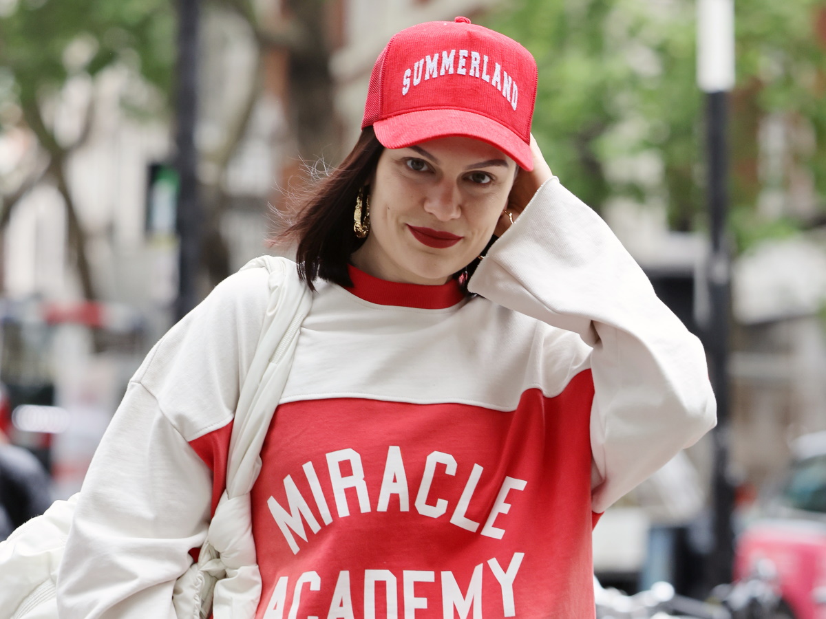 Jessie J: Μεταφέρθηκε στο νοσοκομείο έξι εβδομάδες μετά την επέμβαση για καρκίνο του μαστού