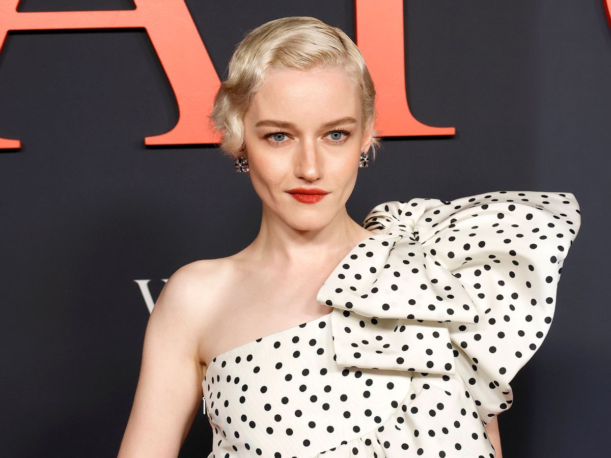 Julia Garner: Mας ταξιδεύει στη αίγλη των ‘20s με τo ρετρό hairstyle της