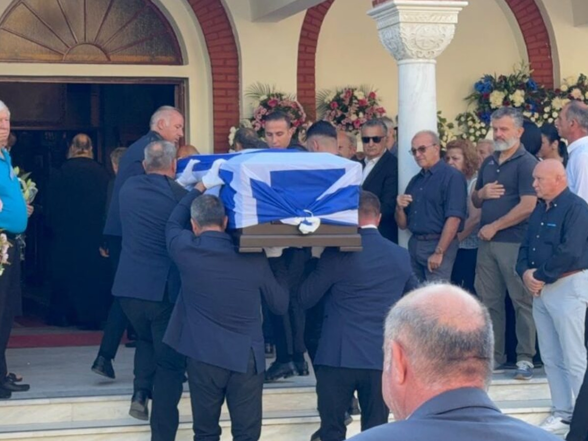 Απόστολος Βεσυρόπουλος: Πλήθος κόσμου στην κηδεία του – Παρών ο Κυριάκος Μητσοτάκης