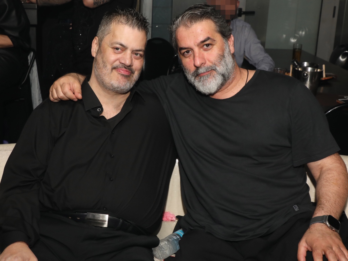 Βασίλης Μπισμπίκης – Μανώλης Κονταρός: Οι κοινές διακοπές και οι βουτιές σε παραλία της Κρήτης