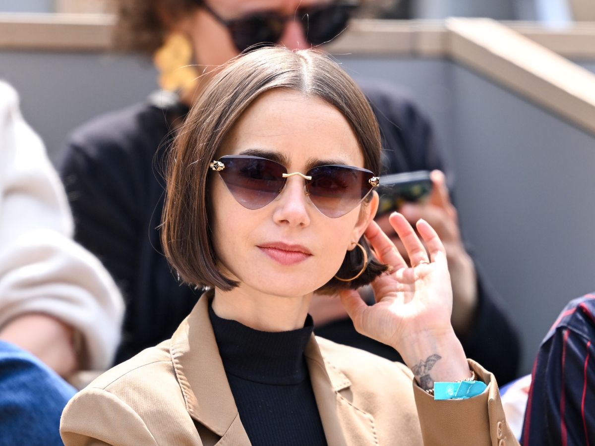 Lily Collins: Βρίσκεται στη Βενετία με το πιο chic parissiene χτένισμα και αξεσουάρ στα μαλλιά