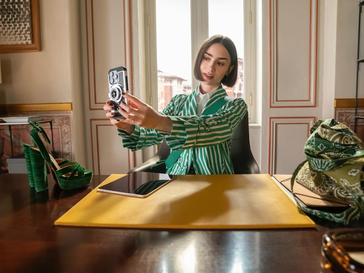 Lily Collins: Στην 5η σεζόν του «Emily in Paris» υιοθετεί 3 chic  χτενίσματα που θα λατρέψεις