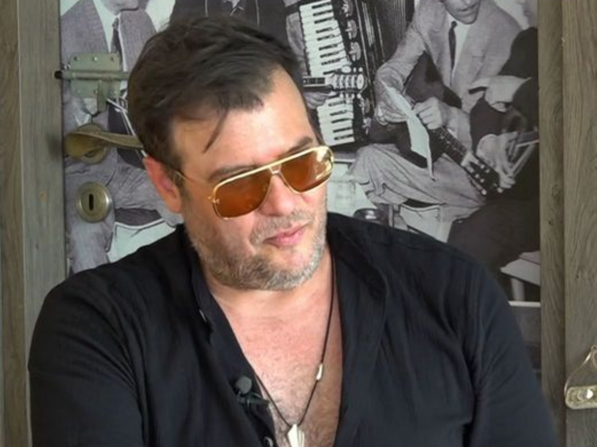 Λάμπης Λιβιεράτος για Αντώνη Ρέμο: «Μας πήραν τα ρούχα και βγήκαμε με τα μπουρνούζια να τραγουδήσουμε»