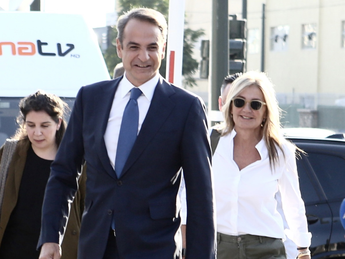 Κυριάκος Μητσοτάκης – Μαρέβα Γκραμπόφσκι: Σε γλέντι στην Κρήτη μαζί με την κόρη τους – Τραγούδησε και ο Νίκος Βέρτης